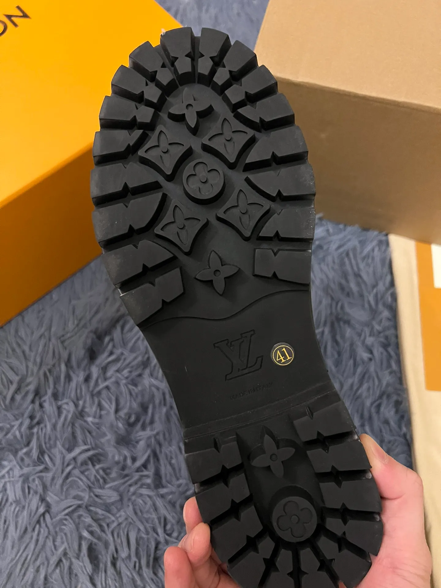 👟👟Ex-factory price 680👟👟 Men's size +10 LV x Timberland Louis Vuitton "Luxury Western" has been initially constructed, and the last link is the "shoes" that can make the style complete and communicative, so the "Shoe King of the Year" came into being. A major collaboration of the season, in a short video of only a few seconds, Fei Dong lifted the legs of his jeans to reveal a pair of classic Timberland rhubarb boots with the LV logo printed on the tongue. He then folded the tongue to reveal the Monogram logo printed on the inside. Size: 35-46